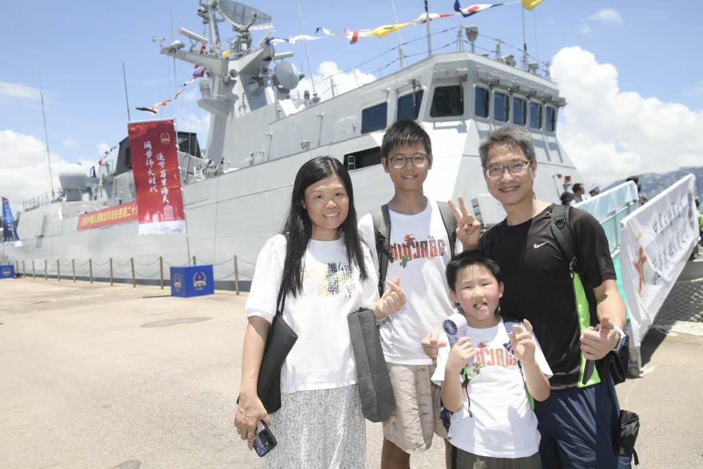 市民嚴先生就說,因為兒子一直是軍事、軍艦迷,而自己亦對軍人荷槍實彈的表現有興趣,故今日偕同家人一行5人前來參觀。 市民嚴先生就說,因為兒子一直是軍事、軍艦迷,而自己亦對軍人荷槍實彈的表現有興趣,故今日偕同家人一行5人前來參觀。