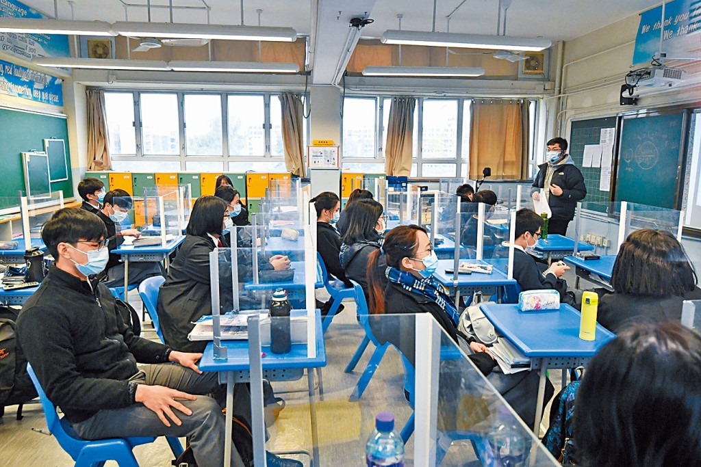 上學年逾二千名津校教師退出公積金計畫並取回供款;近七成退出供款者更屬年資十五年以上的資深教師。