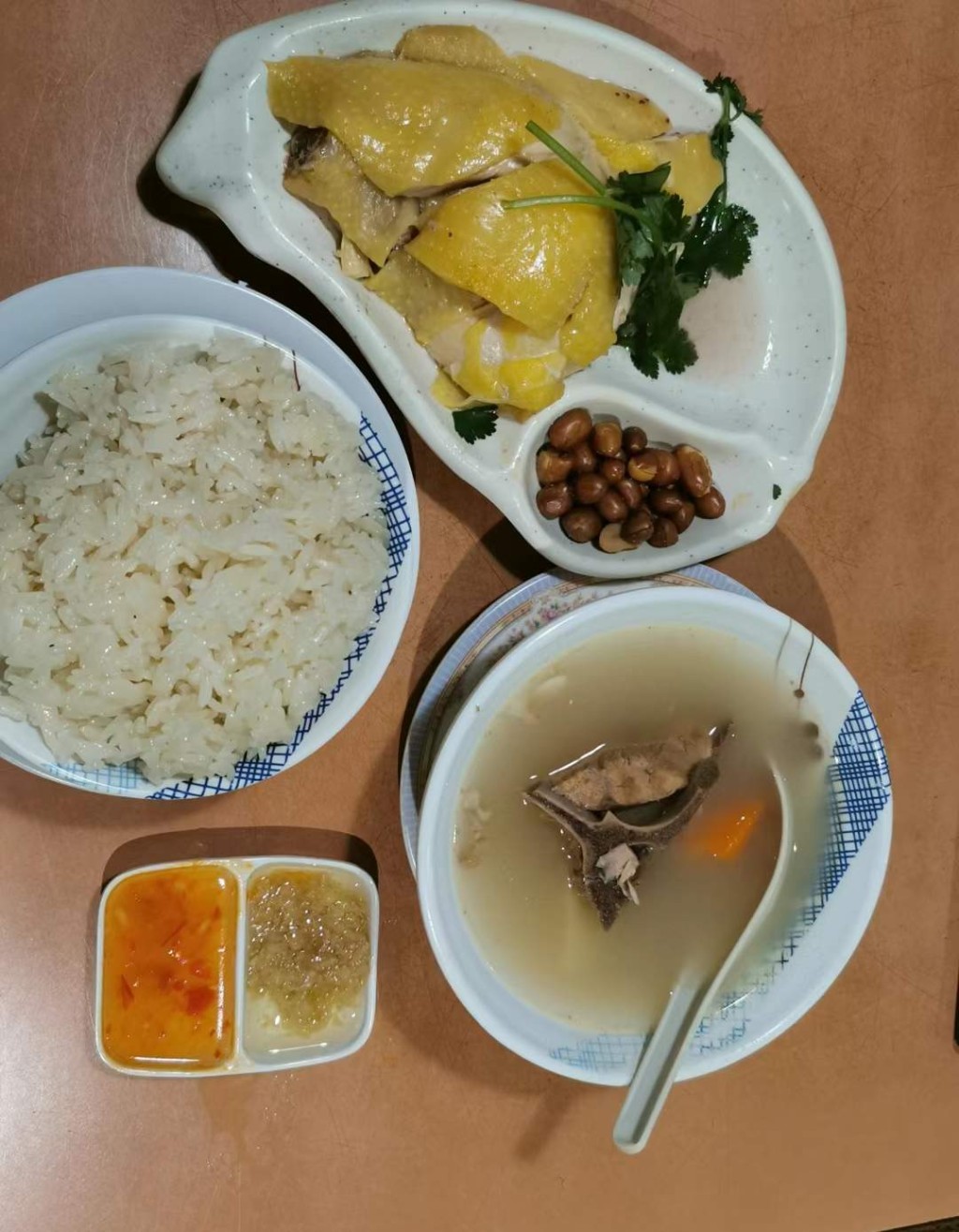 招牌菜之一是海南雞飯。