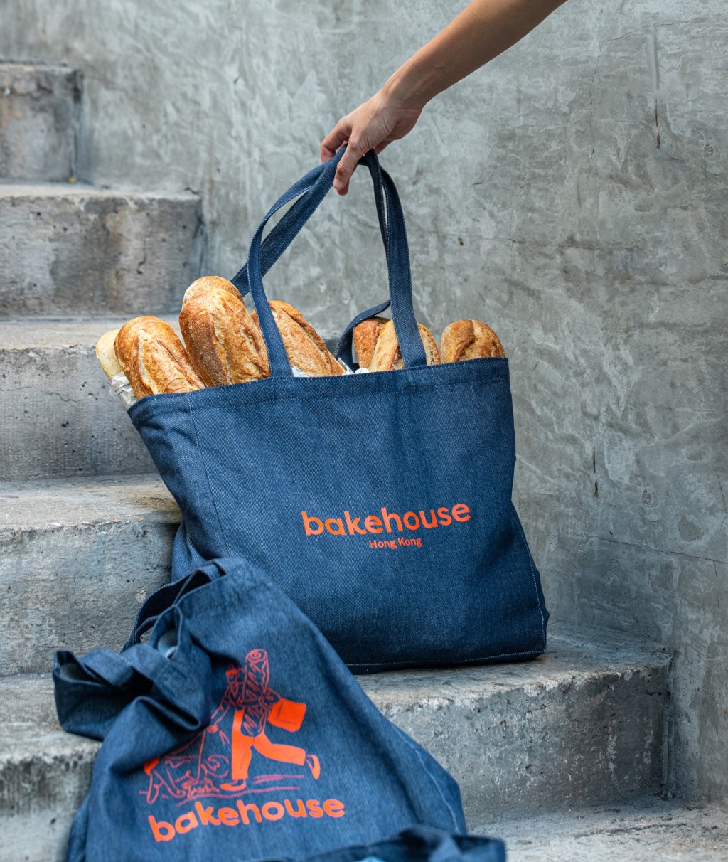 於店內消費滿HK$250,可獲贈Bakehouse牛仔布袋一個。(圖片來源:東薈城名店倉) 於店內消費滿HK$250,可獲贈Bakehouse牛仔布袋一個。(圖片來源:東薈城名店倉)