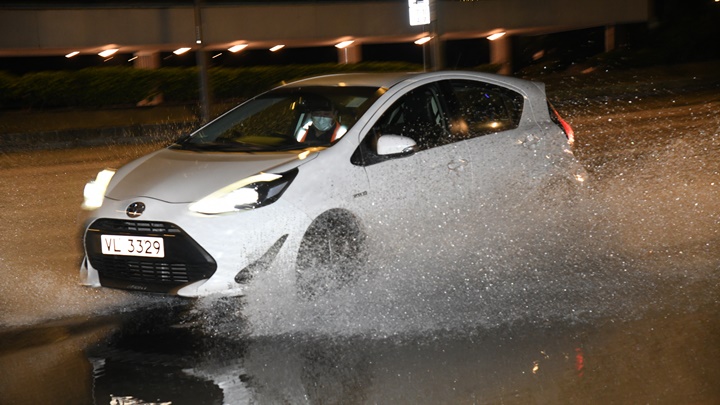 汽車經過濺出水花。李家傑攝