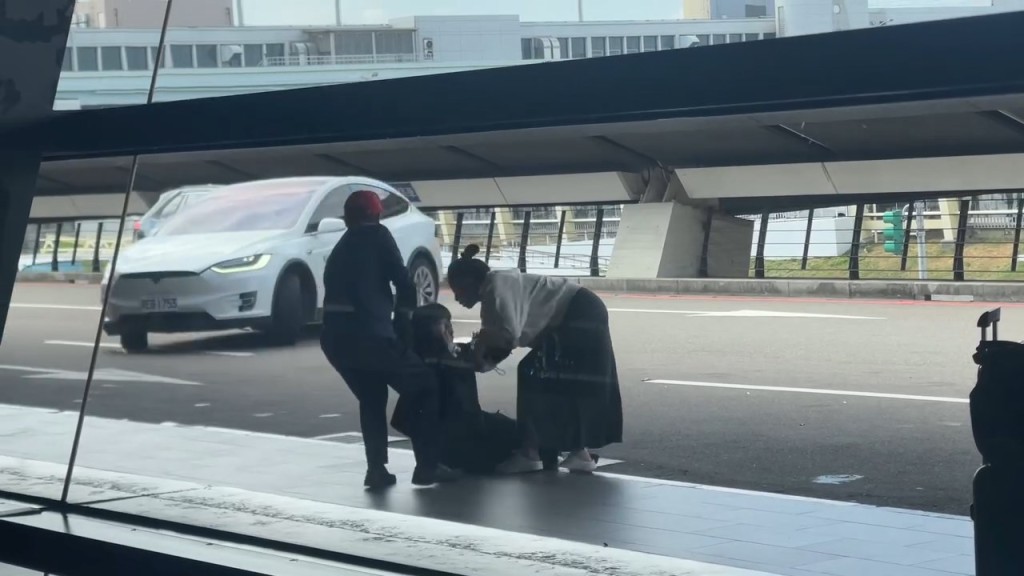 兩名熱心男女上前將女乘客拉回路邊。threads@ysx.tw_47片段截圖 兩名熱心男女上前將女乘客拉回路邊。threads@ysx.tw_47片段截圖