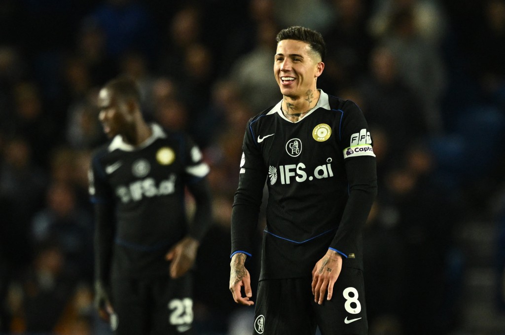 安素费南迪斯曾发表质疑罗仙尼亚质疑和其教练团都经验不足。路透社