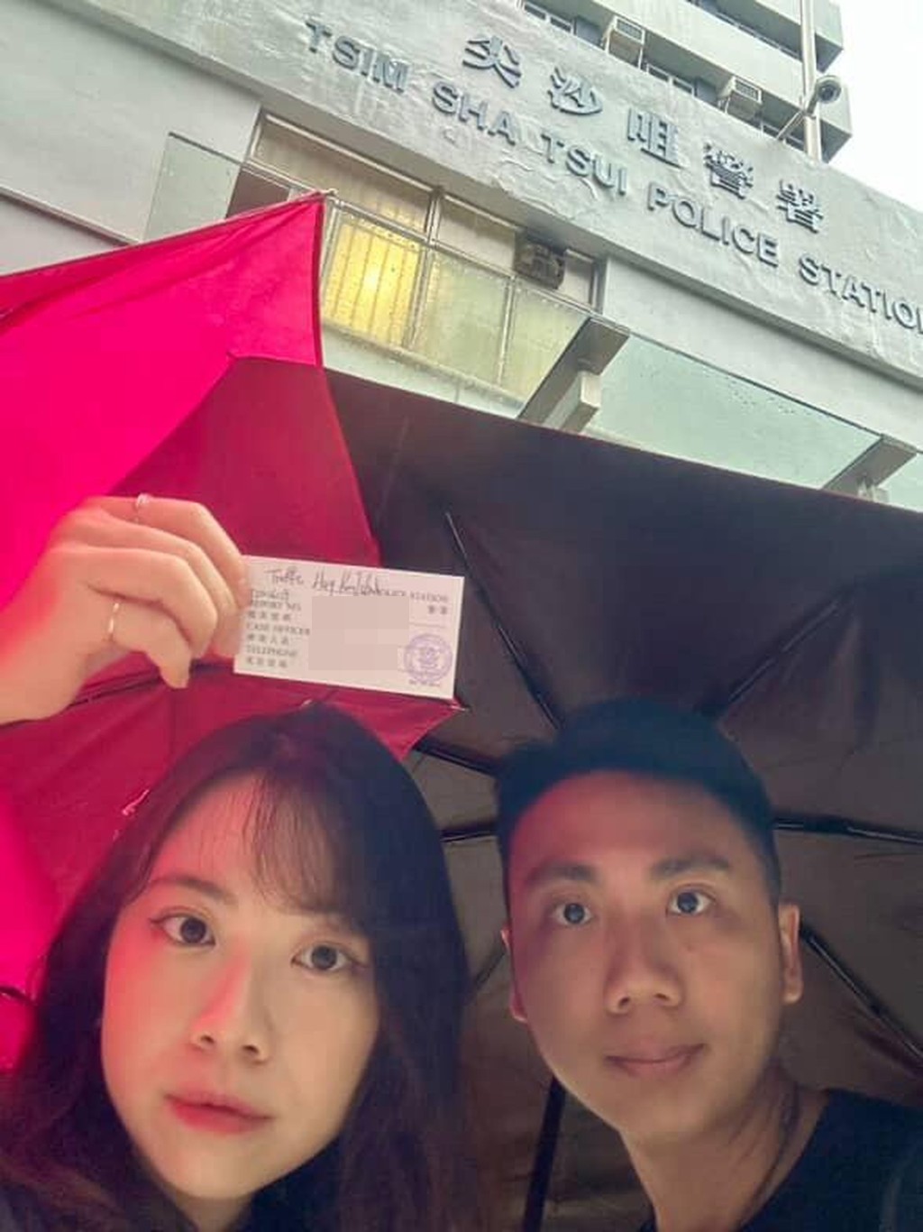 台灣女遊客Tina與男友遭的士司機濫收車資,翌日在尖沙咀警署報案求助。 台灣女遊客Tina與男友遭的士司機濫收車資,翌日在尖沙咀警署報案求助。