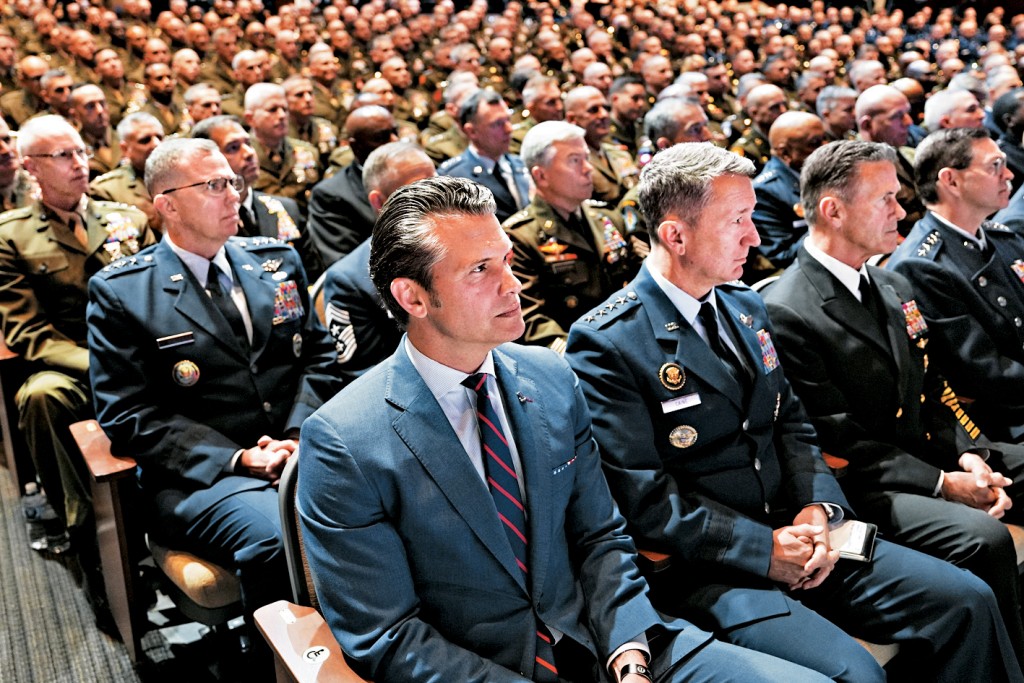 國防部長赫格塞思（左一）9月底與一眾美軍將領，聚集維珍尼亞州的海軍基地舉行會議。