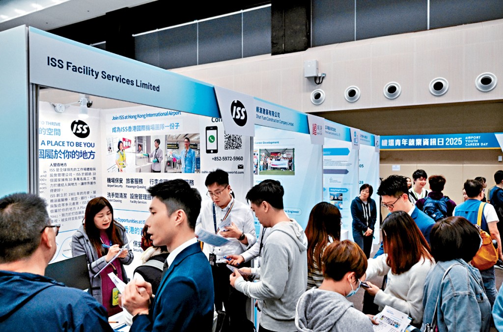 就業資訊日現場人頭湧湧。