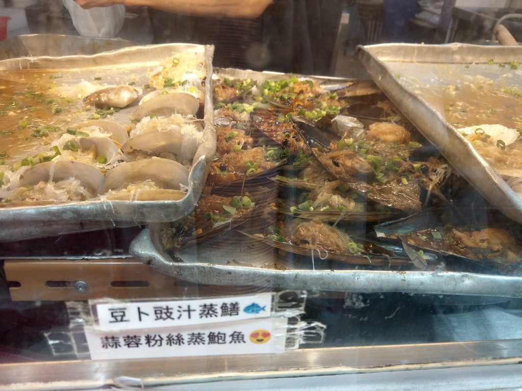 三餸海鲜款式包括肉蟹、长脚蟹、炒蚬、鲍鱼、带子等海产。(香港两餸关注组FB) 
