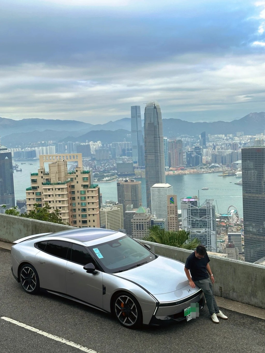 不少南下的粵車都有「黑玻璃」。