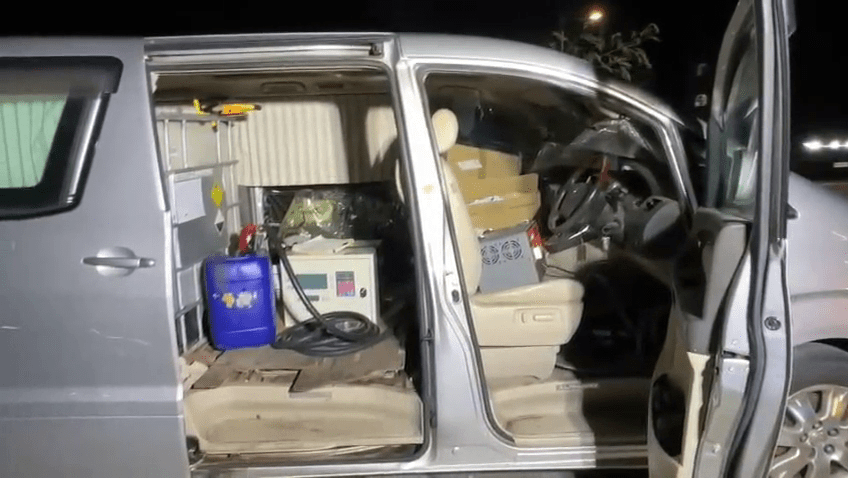 海關將涉案車輛、涉案物品及油具均檢取作進一步調查。 海關將涉案車輛、涉案物品及油具均檢取作進一步調查。