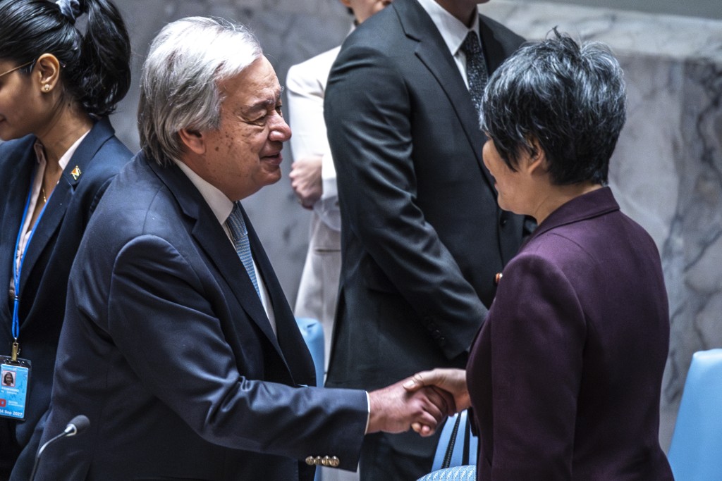 古特雷斯在日本出席联合国安理会会议，与日本外相上川阳子握手。美联社