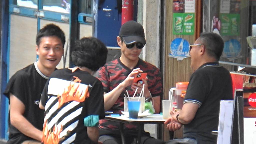 其間,嘉穎不時低頭覆Message,估計係自動波向老婆交代行蹤。