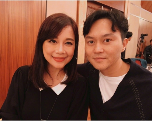 張智霖在社交網上張貼劇中女友「方巧蓉」陳松伶的合照。
