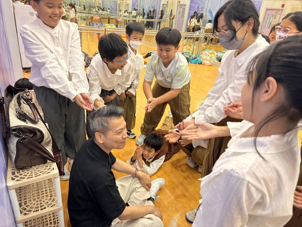 導演細心教導每人如何走位及講對白。 導演細心教導每人如何走位及講對白。