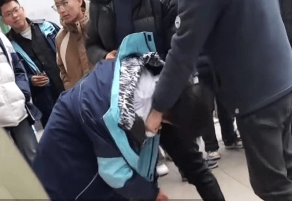 重慶男生被鎖喉、推搡、按地，疑因髮型問題遭老師當眾強行剪髮。