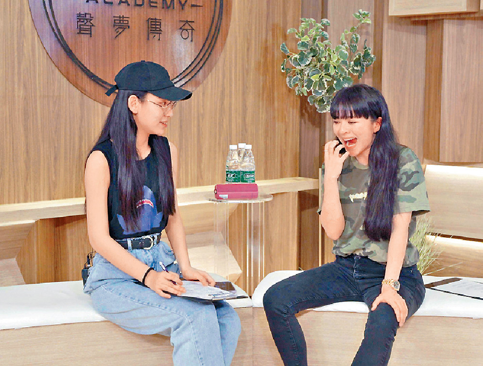 ■炎明熹获JW教授改善咬字情况。