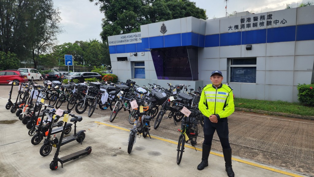 警方展示涉案電動單車及電動滑板車。黃文威攝