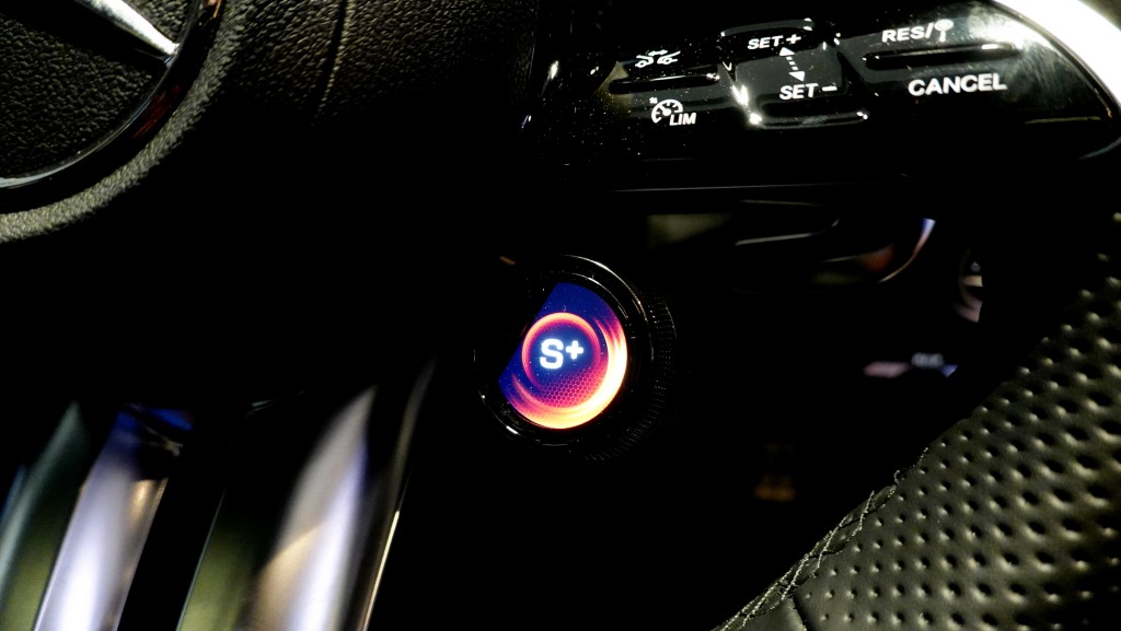 平治AMG C63 S E-Performance軚盤兩旁備行車模式及功能快捷旋鈕
