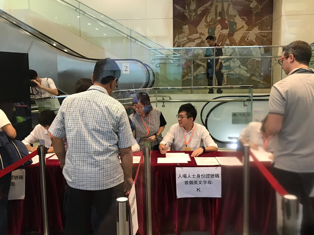 市民排隊進場