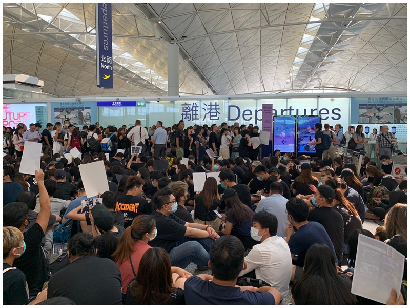 示威者衝入離境大堂。