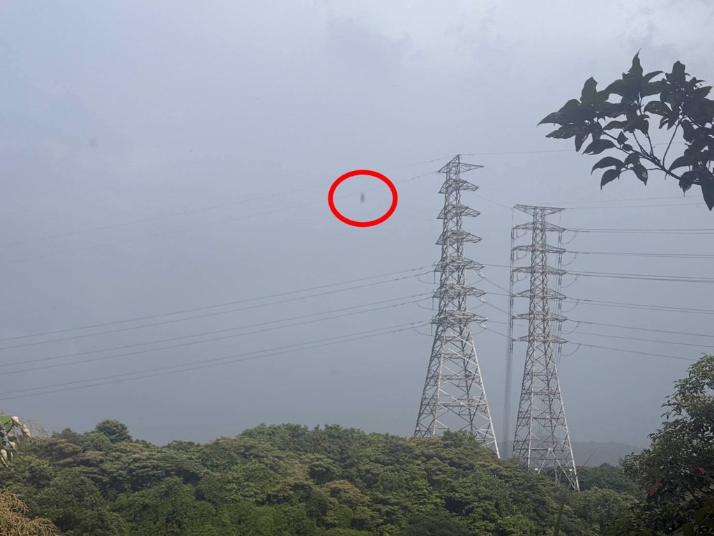 台灣離地20層樓的高壓電纜離奇出現掛屍。中時 台灣離地20層樓的高壓電纜離奇出現掛屍。中時