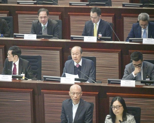 在立法會經濟發展事務委員會上,討論兩電的加幅。