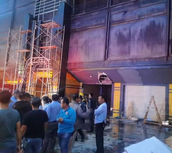 柬埔寨金边一夜店昨日发生大火致8人身亡，其中一人为香港人。（《柬中时报》）