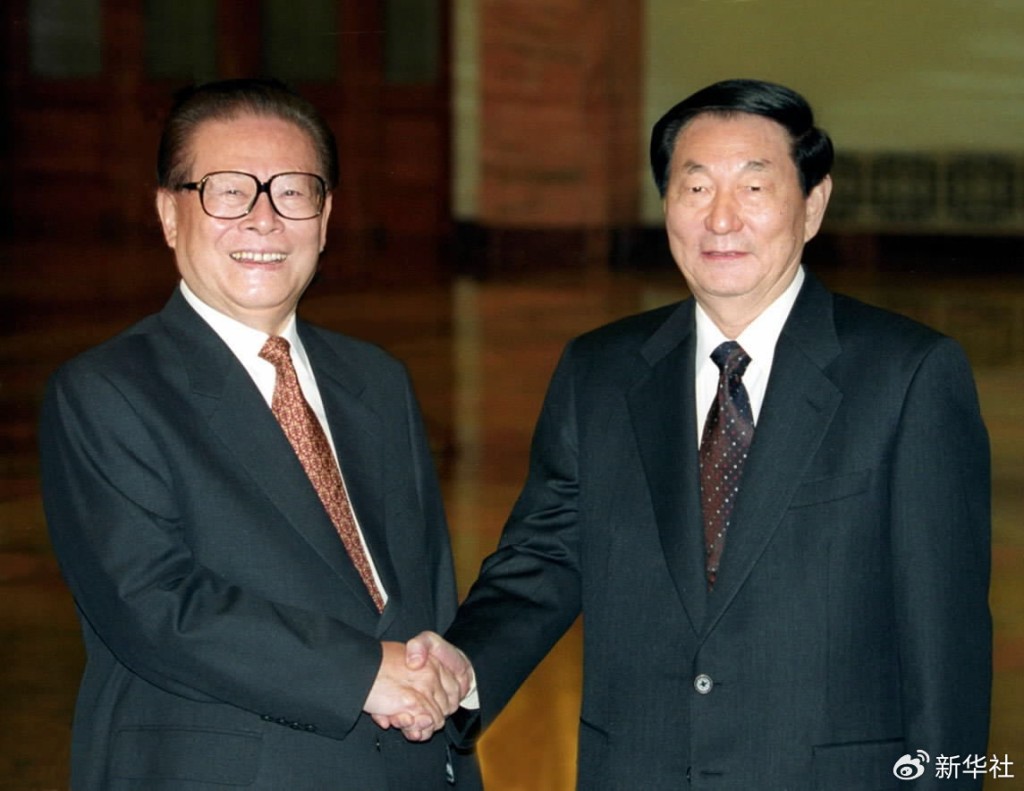 2002年10月22日,江澤民和朱鎔基在北京人民大會堂合影。新華社 2002年10月22日,江澤民和朱鎔基在北京人民大會堂合影。新華社