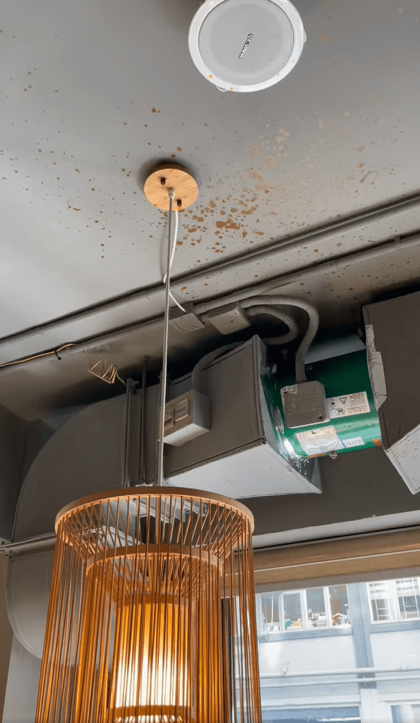 天花板亦沾上湯汁。網民Vicky Hung圖片