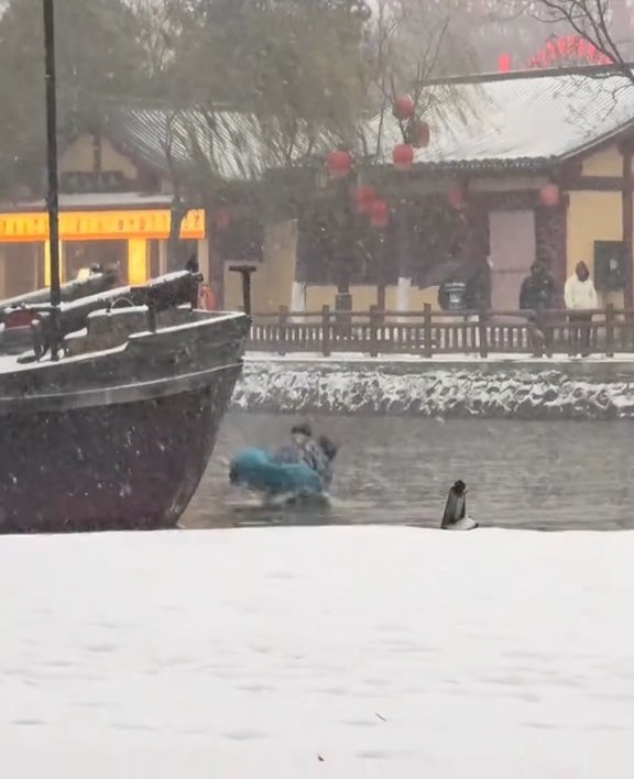 開封清明上河圖景區劇情推進到關鍵處，演員要跳入冰冷的水中。抖音@迪迦來也