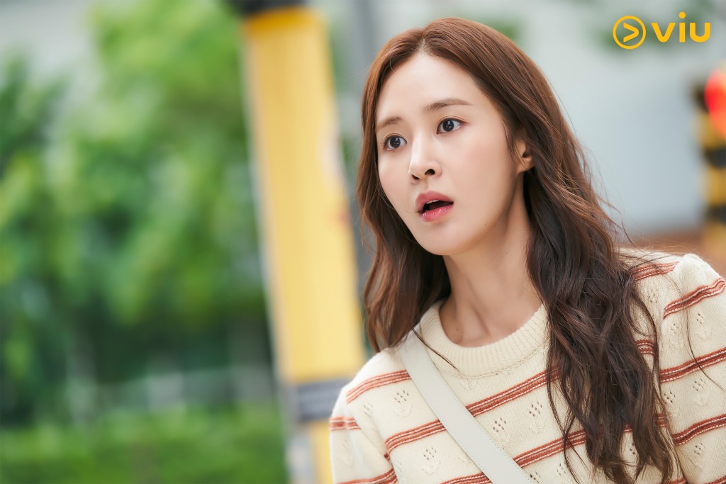 俞利飾演擁有超級視力但又愛管閒事的助手。