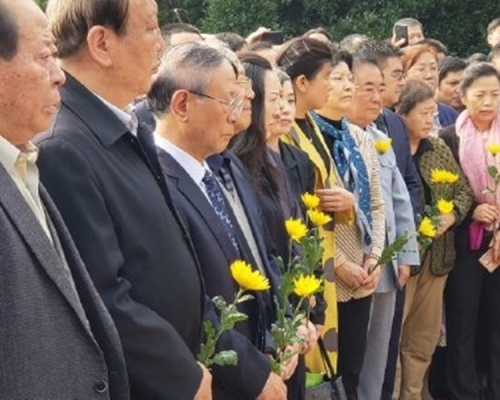 胡耀邦的長子胡德平(左三)等親屬今早致祭。微博