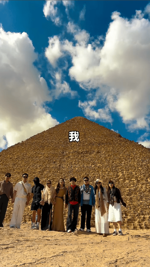 陳懿德與緋聞男友羅天宇與好友馬天友、JW等在金字塔前表示興奮。 陳懿德與緋聞男友羅天宇與好友馬天友、JW等在金字塔前表示興奮。