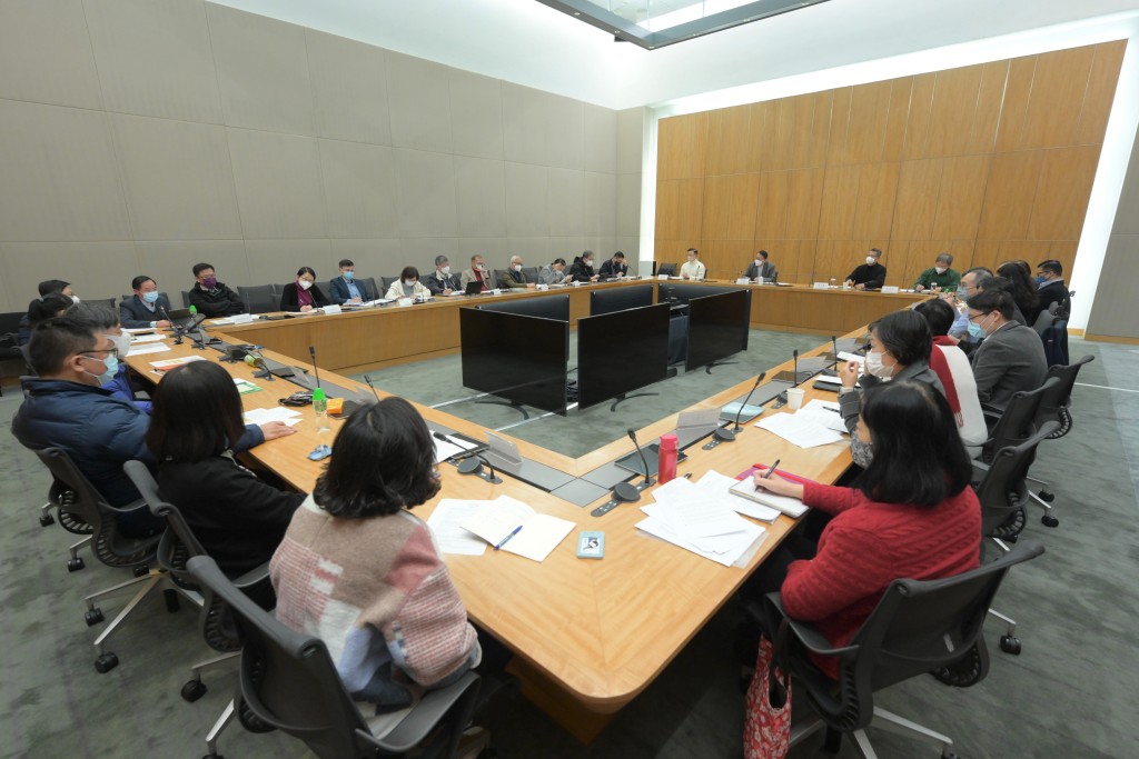 由政务司司长陈国基带领的「通关事务协调组」12月25日在政府总部召开首次会议。（政府新闻处）
