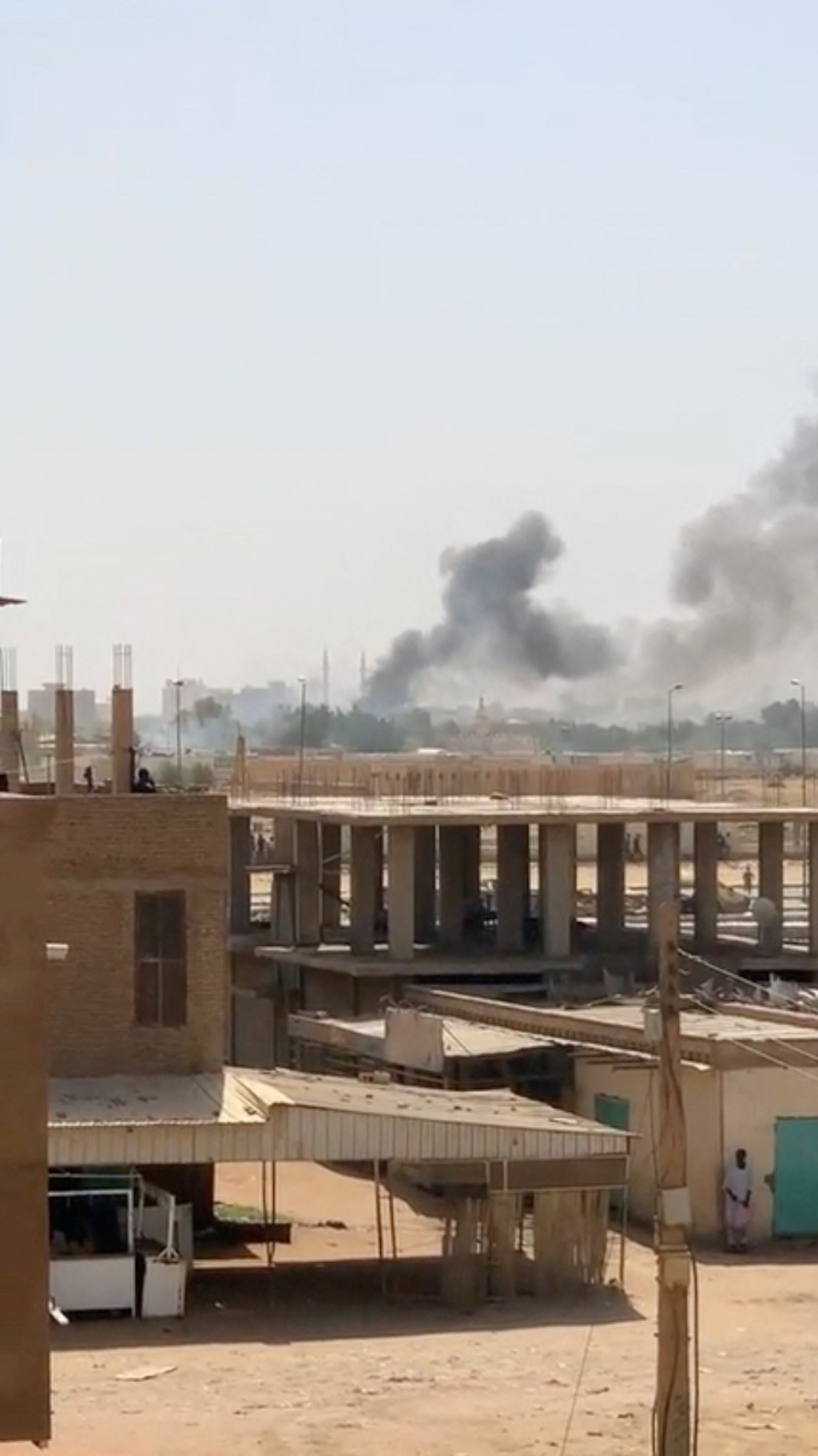 蘇丹首都喀土穆傳戰火冒黑煙。 路透社
