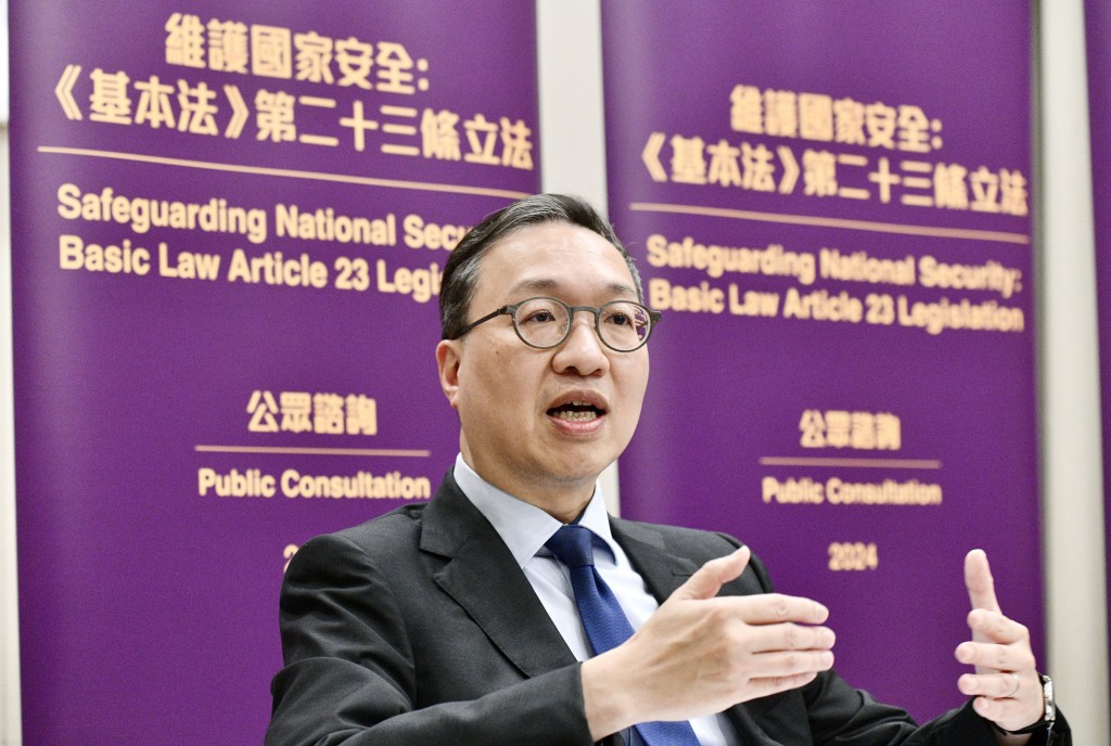 林定国指，香港自行就23条立法，按普通法原则草拟，由检椌、调查和审讯都是在香港处理。卢江球摄