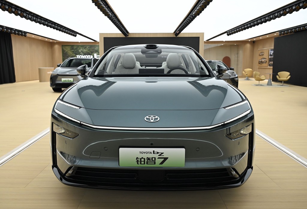 全新第八代凌志Lexus ES上海車展發表:bZ7由日本豐田與廣汽集團攜手研發,內地市場稱為「鉑智7」。