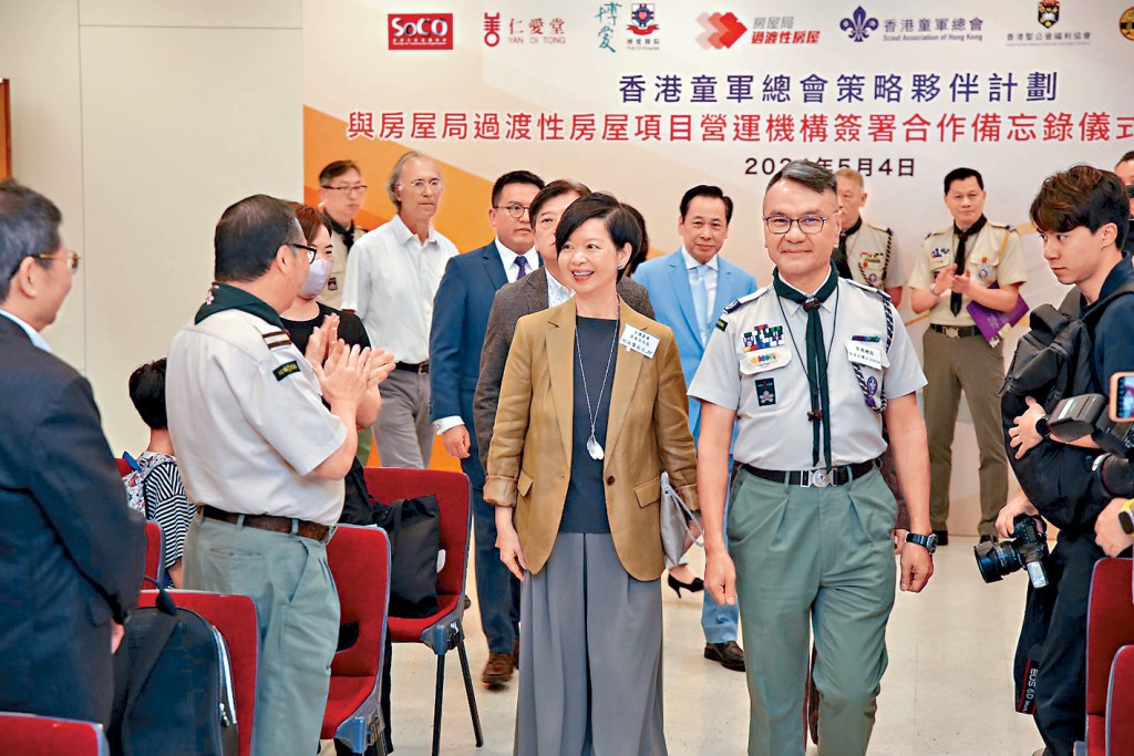 香港童軍總會昨日與6個過渡性房屋項目營運機構簽訂合作備忘錄,圖中左為何永賢,右為黎偉生。