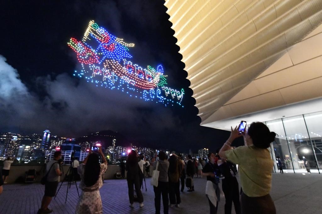 故宮夜空現龍舟圖案。禇樂琪攝