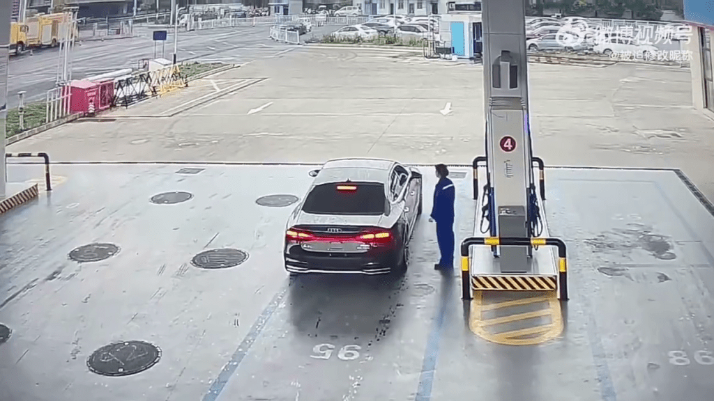 安徽一奧迪車加632元油後逃單,加油員追2次沒追上。 安徽一奧迪車加632元油後逃單,加油員追2次沒追上。