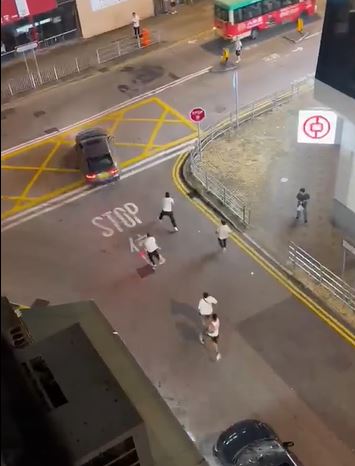 片段所見，多名南亞男追逐一部私家車。fb 車cam L（香港群組）ModestShark1165影片截圖 