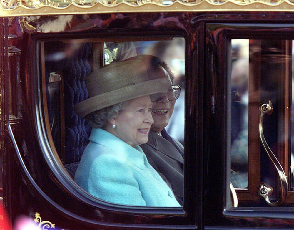 1999年10月19日，江泽民访英，与伊利沙伯女皇二世乘坐马车。