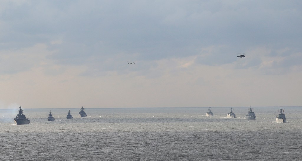 中俄军舰编队航行。
