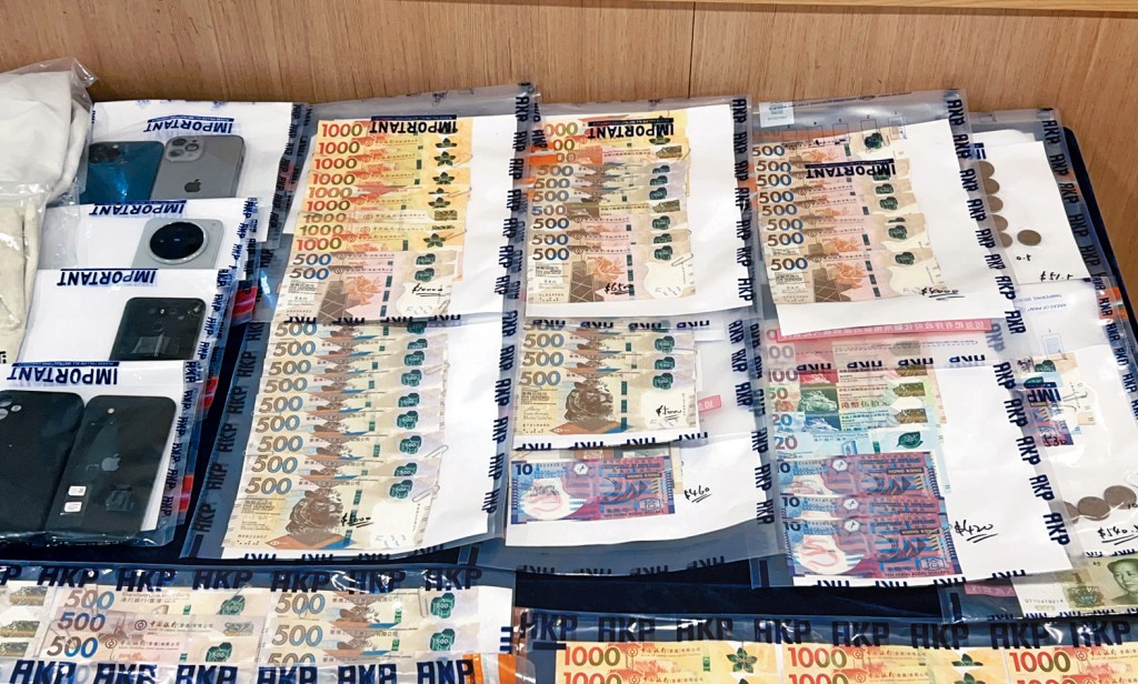 警方展示涉案騙款等證物。 