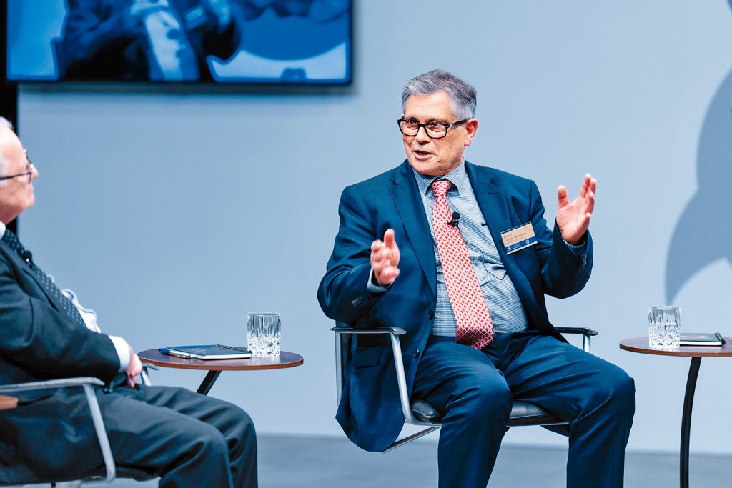 天文學獎得主喬治·艾夫斯塔希歐教授曾因工作過度努力,被院校校長資助要求放假的故事。 天文學獎得主喬治·艾夫斯塔希歐教授曾因工作過度努力,被院校校長資助要求放假的故事。