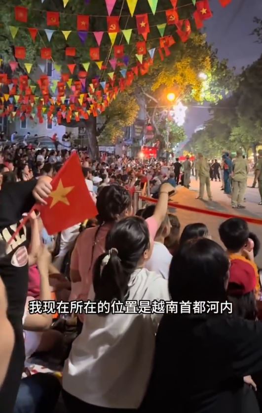 内地网民认为越南阅兵彩排很有嘉年华气氛。微博
