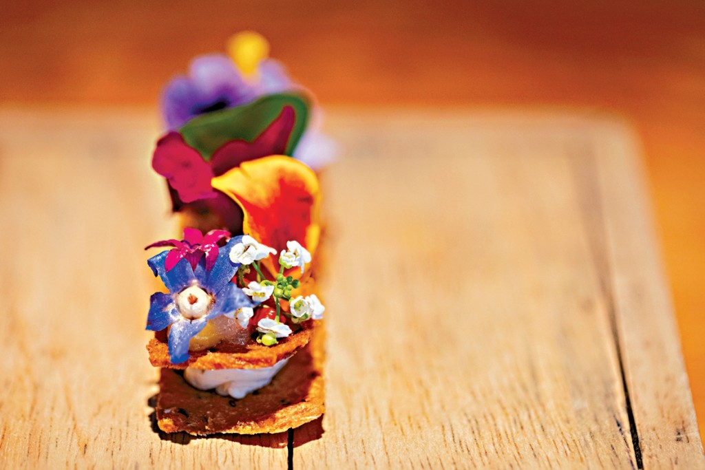 經典小吃之一的鹹味草本奶油夾心素食脆皮麵包。