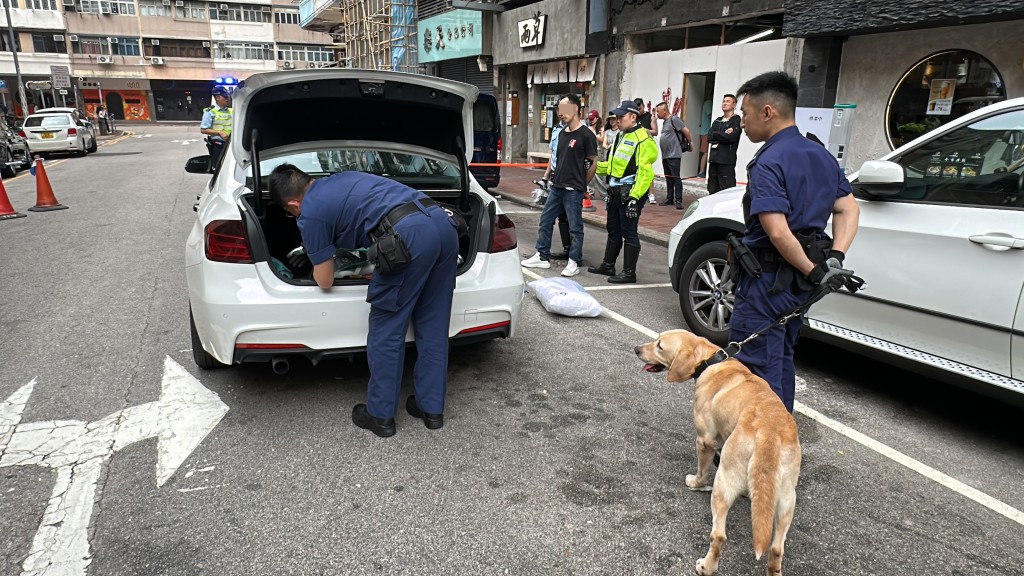 警方出動警犬搜車。