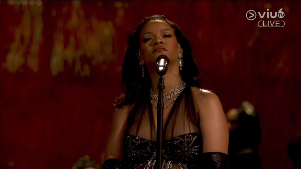 大住肚的Rihanna出場表演《黑豹2：瓦干達萬歲》最佳原創歌曲提名的《Lift Me Up》。