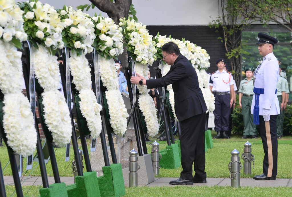 陳國基今日在香港大會堂紀念花園出席中國人民抗日戰爭暨世界反法西斯戰爭勝利80周年紀念儀式。政府新聞處 陳國基今日在香港大會堂紀念花園出席中國人民抗日戰爭暨世界反法西斯戰爭勝利80周年紀念儀式。政府新聞處