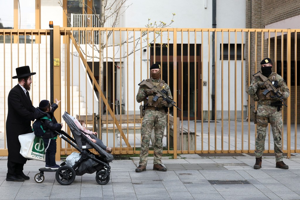 當局派出士兵，加強猶太社區的安全防護。路透社